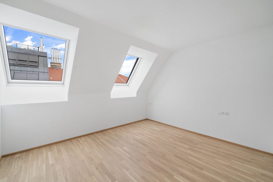 4-Zimmer-Dachgeschosswohnung (Massivbauweise) mit Terrassen in generalsaniertem Altbau - Bild
