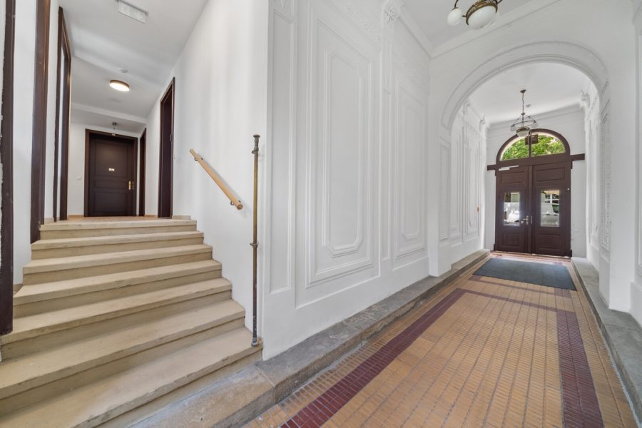 4-Zimmer-Dachgeschosswohnung (Massivbauweise) mit Terrasse und Dachterrasse in generalsaniertem Altbau - Bild