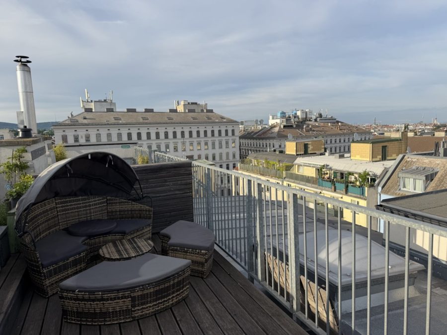 Neuwertige 2-Zi DG-Wohnung mit 2 Terrassen und Fernblick, Klimaanlage & Fußbodenheizung/Kühlung in 1160 Wien! - Bild