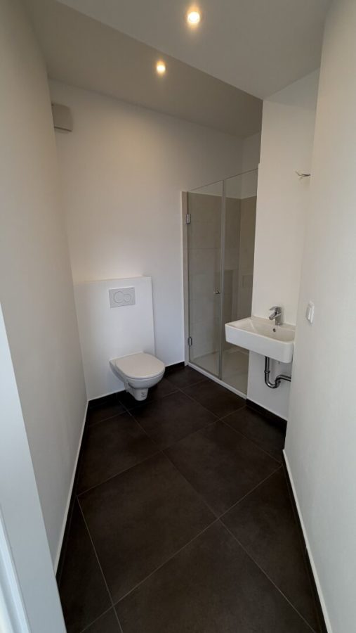 Neuwertige 2-Zi DG-Wohnung mit 2 Terrassen und Fernblick, Klimaanlage & Fußbodenheizung/Kühlung in 1160 Wien! - Bild