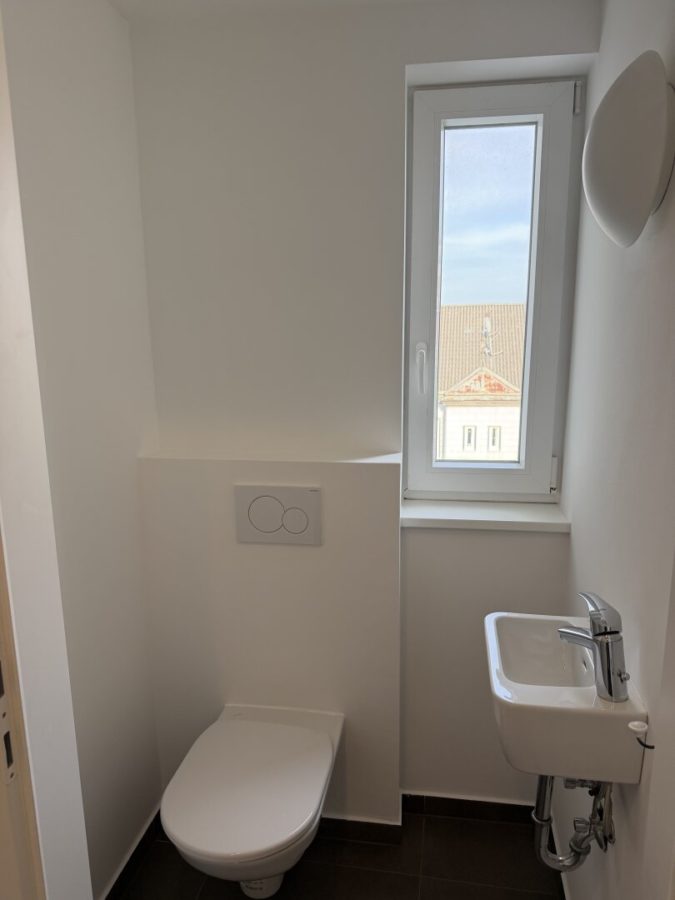 Neuwertige 2-Zi DG-Wohnung mit 2 Terrassen und Fernblick, Klimaanlage & Fußbodenheizung/Kühlung in 1160 Wien! - Bild