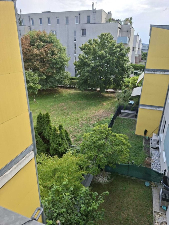 Neuwertige 3 Zimmer Eigentumswohnung mit Swimmingpool am Dach - Bild