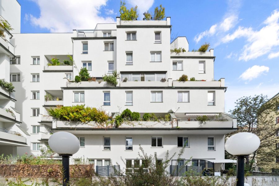 Generalsanierte Eigentumswohnung auf einer Ebene mit Terrasse - Gegenüber Sofiensäle - Ansicht Gebäude