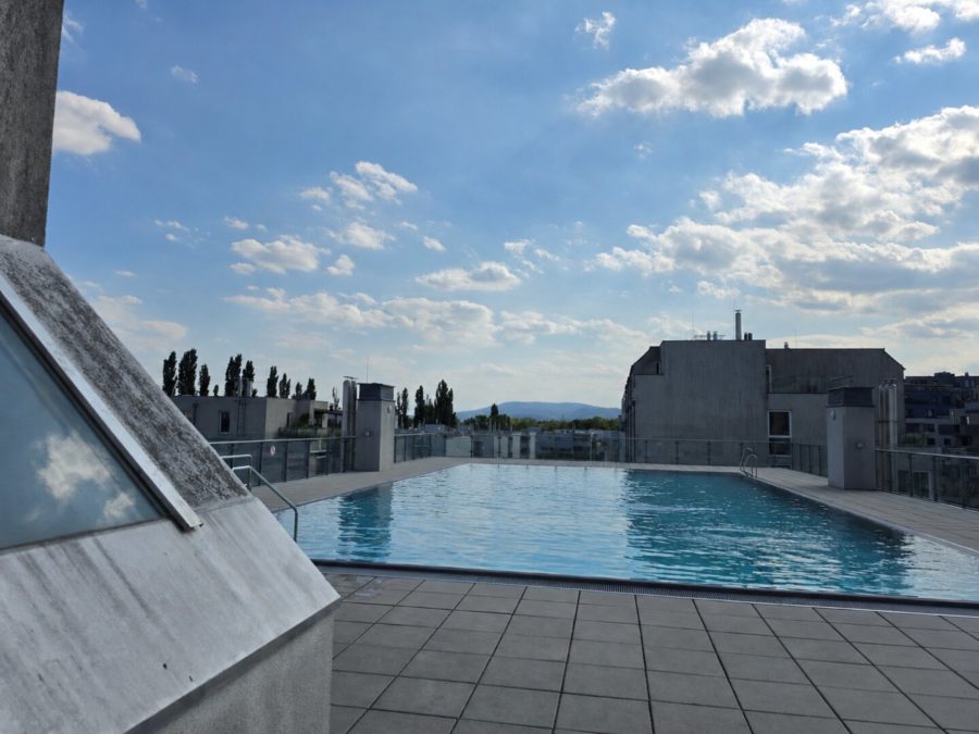 Wohnen am Liesingbach, sonnige Eigentumswohnung mit Swimmingpool am Dach - Titelbild