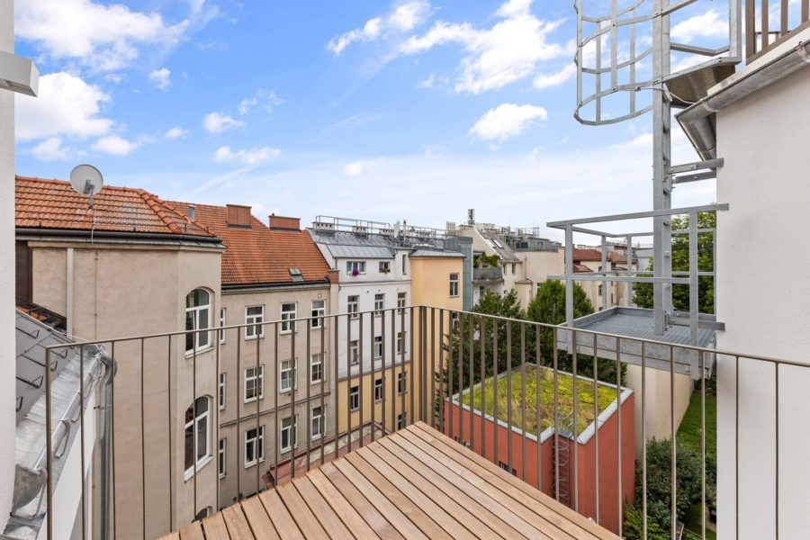 3-Zimmer-Dachgeschosswohnung (Massivbauweise) mit Balkon in generalsaniertem Altbau - Bild