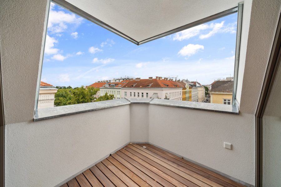 2-Zimmer-Dachgeschosswohnung (Massivbauweise) in generalsaniertem Altbau mit Loggia - Bild